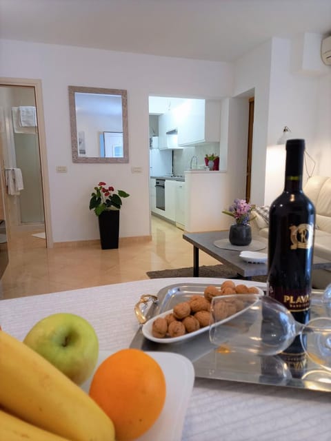 Kitchen or kitchenette, Living room, Seating area, Dining area, minibar