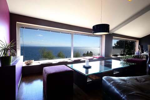 Living room, Decorative detail, Sea view