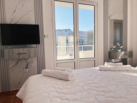 Bed, TV and multimedia, Bedroom, towels