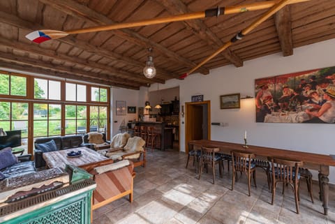 Communal lounge/ TV room, TV and multimedia, Seating area
