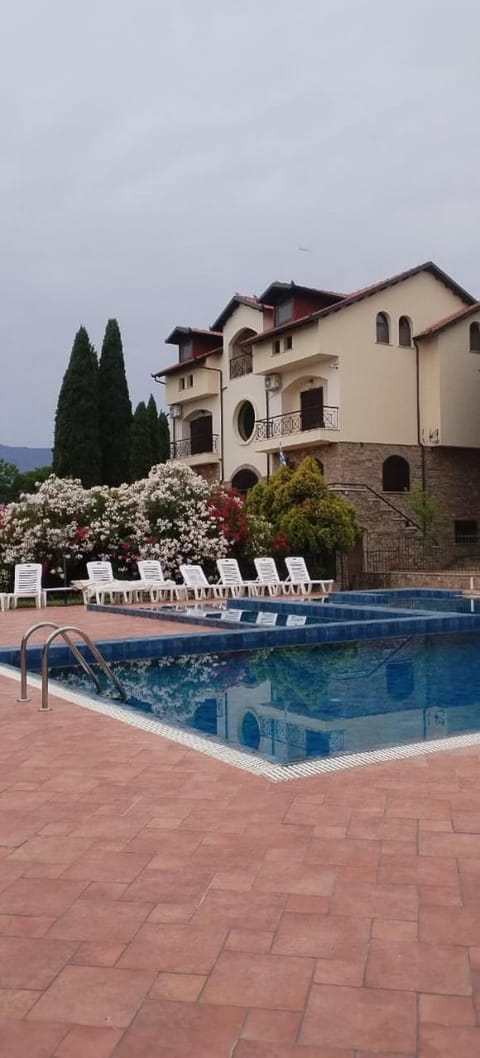 Property building, Day, Pool view, Swimming pool, sunbed