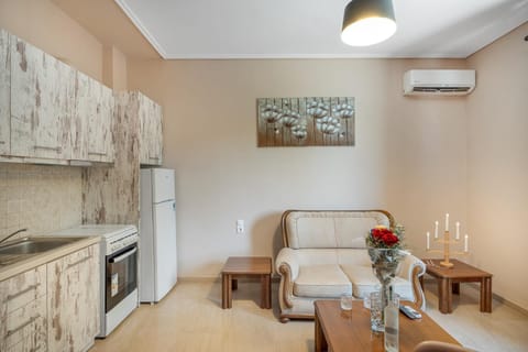 Kitchen or kitchenette, Living room, Seating area, Dining area, minibar, oven, pet friendly, air conditioner