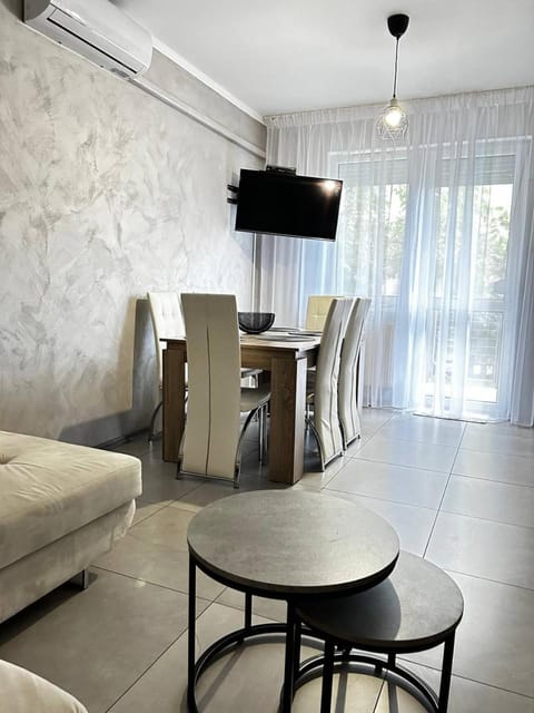Communal lounge/ TV room, Living room, Seating area, Dining area, air conditioner