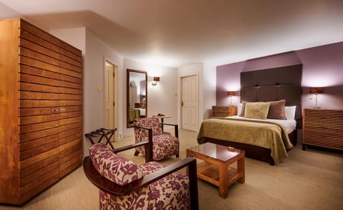 Bed, Living room, Photo of the whole room, Seating area, Bedroom