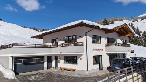 Property building, Day, Natural landscape, Winter, Mountain view, Parking