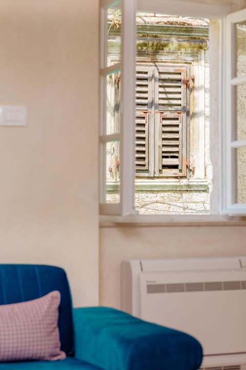 Living room, City view, Street view