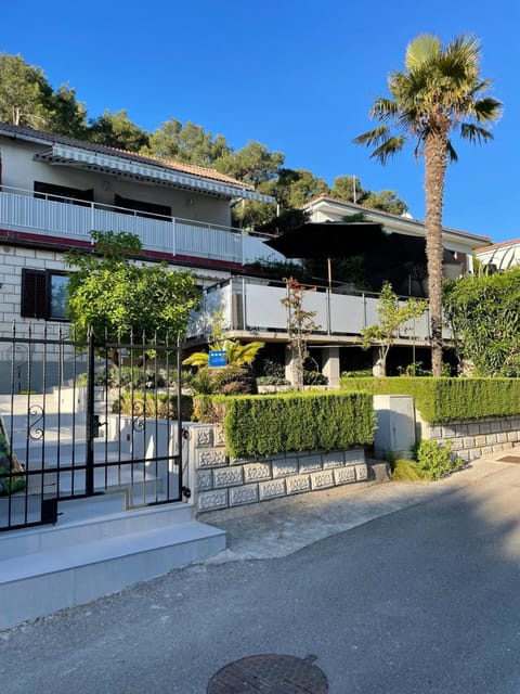 Property building, Day, Garden, Garden view