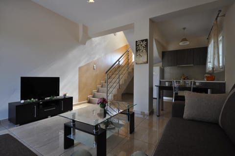 Communal lounge/ TV room, Bed, TV and multimedia, Kitchen or kitchenette, Living room, Seating area, Dining area, Communal kitchen, Street view