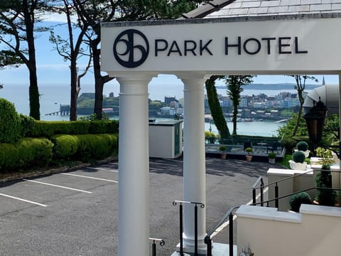 Property building, Facade/entrance, Property logo or sign, Balcony/Terrace, Lobby or reception, Beach, Parking