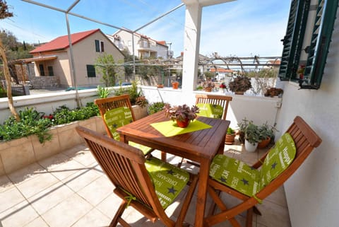 Property building, Day, People, View (from property/room), Balcony/Terrace, Decorative detail, Seating area, On site, Street view, Seasons, Time of day, Location, Family