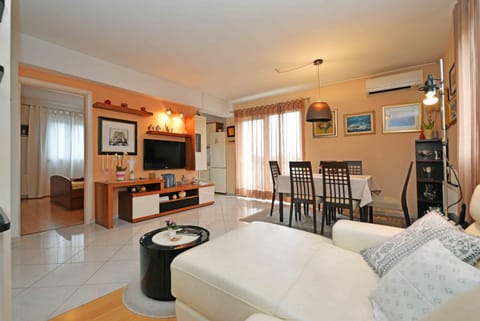 Property building, Bed, Day, People, TV and multimedia, View (from property/room), Living room, Decorative detail, Seating area, Dining area, Seasons, Time of day, Family