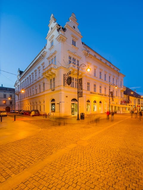 Property building, Facade/entrance, People, Decorative detail, Text overlay, Street view