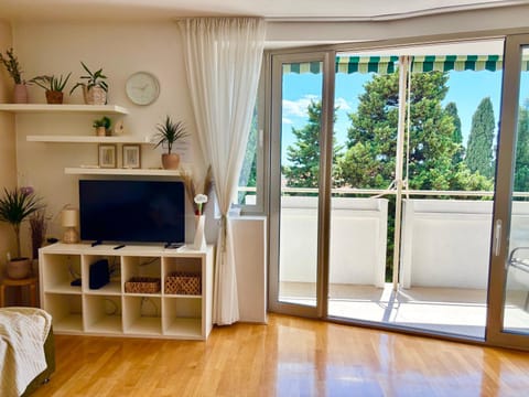 Communal lounge/ TV room, View (from property/room), Balcony/Terrace