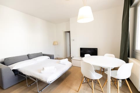 TV and multimedia, Kitchen or kitchenette, Living room, Seating area, Dining area, air conditioner