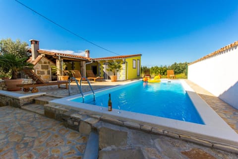 BBQ facilities, Balcony/Terrace, Beach, Communal kitchen, Pool view, Swimming pool, Swimming pool