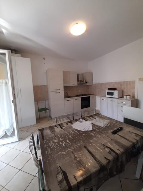 Photo of the whole room, Dining area