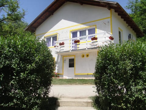 Property building, Facade/entrance, Garden