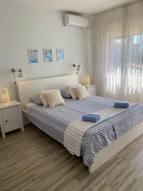 Bed, Balcony/Terrace, Balcony/Terrace, Photo of the whole room, Bedroom, Garden view, towels, air conditioner