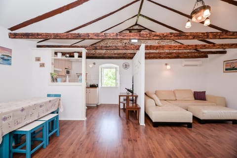 Communal lounge/ TV room, Living room, Guests