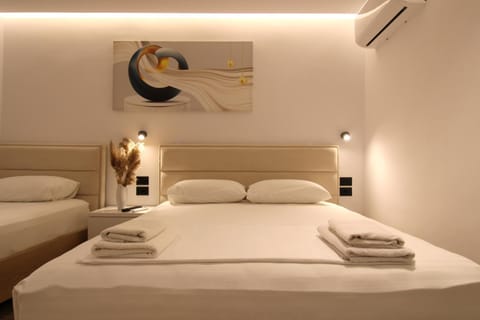 Bed, Bedroom, towels