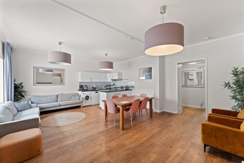 Kitchen or kitchenette, Living room, Seating area, Dining area, stove
