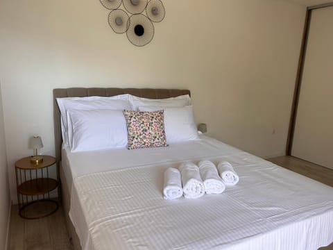 Bed, Bedroom, towels