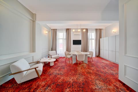 TV and multimedia, Kitchen or kitchenette, Living room, Seating area, Dining area, air conditioner