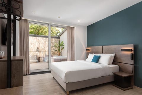 Bed, TV and multimedia, Bedroom