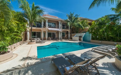 Shower, Patio, BBQ facilities, Garden, Balcony/Terrace, Balcony/Terrace, Seating area, Swimming pool, Swimming pool
