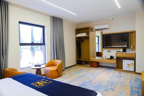 Bed, TV and multimedia, Photo of the whole room, Bedroom, minibar, air conditioner