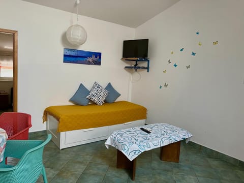 Bed, TV and multimedia, Living room