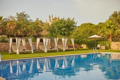 Swimming pool, sunbed