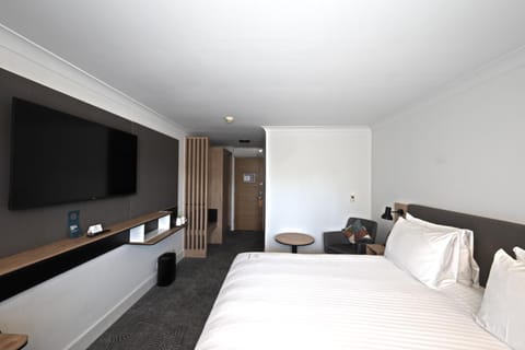 Bed, TV and multimedia, Photo of the whole room, Bedroom
