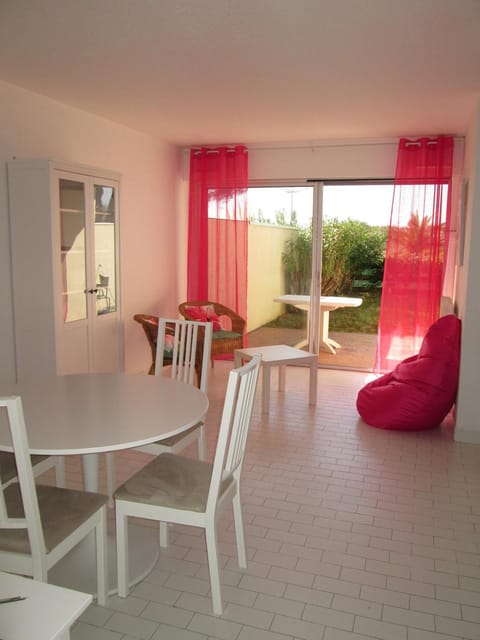 Living room, Dining area, Area and facilities