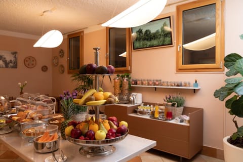 Continental breakfast, Buffet breakfast
