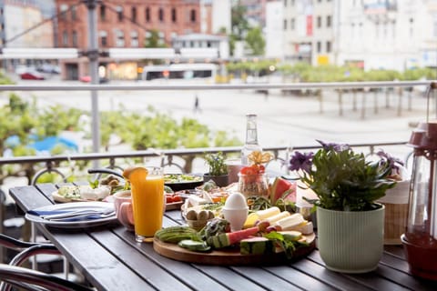 Restaurant/places to eat, Balcony/Terrace, Breakfast, Continental breakfast