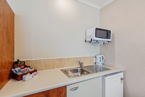 Coffee/tea facilities, Kitchen or kitchenette, minibar, kitchen