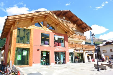 Property building, Facade/entrance