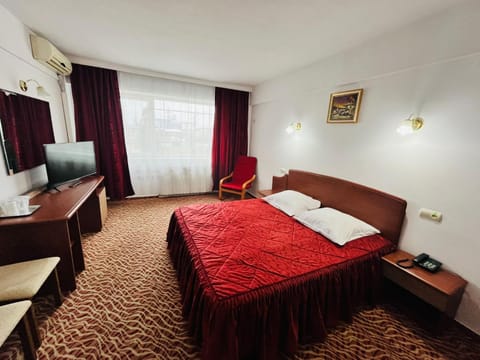 Restaurant/places to eat, Communal lounge/ TV room, Bed, TV and multimedia, Photo of the whole room, Bedroom, Breakfast, hair dresser