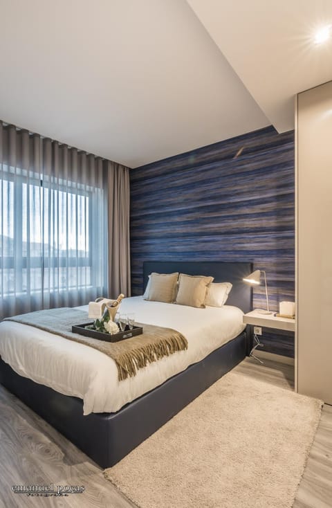 Bed, People, Photo of the whole room, Bedroom, children, children, young children, young children, Family, towels