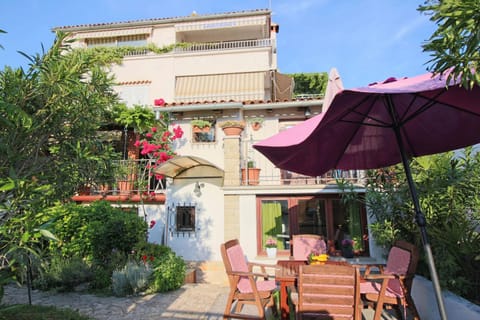 Facade/entrance, Photo of the whole room