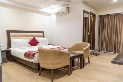 Bed, Seating area, Bedroom, air conditioner