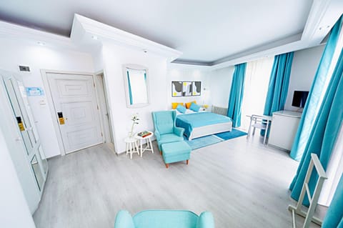 Bed, TV and multimedia, Living room, Photo of the whole room, Seating area, Bedroom