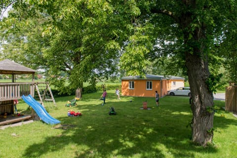 Property building, Facade/entrance, BBQ facilities, Garden, Balcony/Terrace