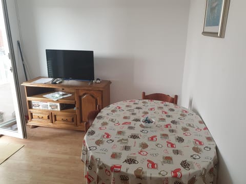 Communal lounge/ TV room, TV and multimedia, Dining area