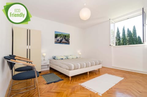 Bed, Seating area, Bedroom