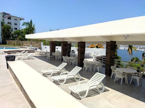 Swimming pool, sunbed