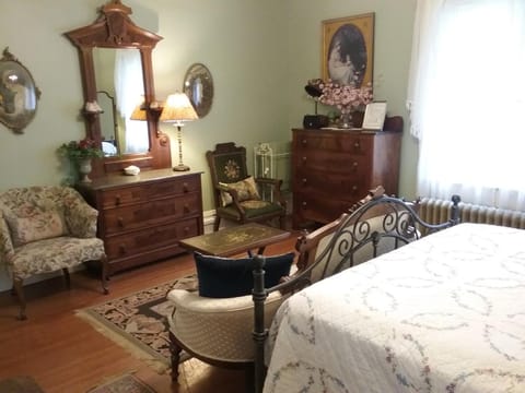 Hanover House Bed and Breakfast Bed and Breakfast in Niagara Falls