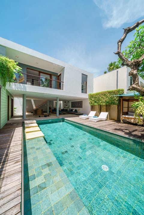 Property building, Patio, Day, Pool view, Swimming pool, sunbed