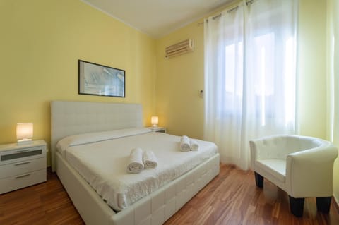 Bed, Photo of the whole room, Bedroom, towels, air conditioner